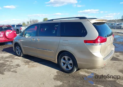 2011 Toyota Sienna Le V6 z USA, uszkodzony, nr VIN 5TDKK3DC4BS044334